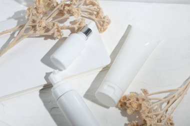 Arka planda cilt bakımı konsepti olan güzellik modası makyaj şişesi losyonu ürünü.