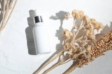 Arka planda cilt bakımı konsepti olan güzellik modası makyaj şişesi losyonu ürünü.