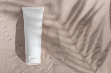 Palmiye yaprağı Hindistan cevizi ağacı arka planında cilt bakım konseptiyle güzellik modası makyaj şişesi losyonu ürünü.