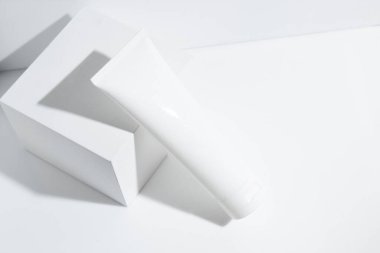 Arka planda cilt bakımı konsepti olan güzellik modası makyaj şişesi losyonu ürünü.