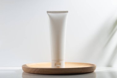 Beyaz arka planda cilt bakımı konseptiyle güzellik modası makyaj şişesi losyonu ürünü.