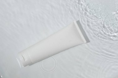 Beyaz arka planda cilt bakımı konseptiyle güzellik modası makyaj şişesi losyonu ürünü.