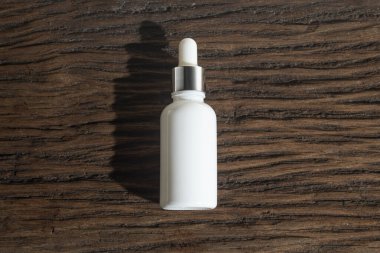 Güzellik modası makyaj şişesi losyonu. Ahşap arka planda cilt bakımı konsepti olan losyon ürünü.