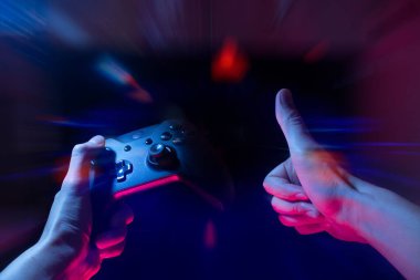 oyun oynayan bilgisayar, oyun ve esports kavramı ile joystick oyunu oynuyor
