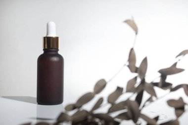 Bilimsel deney, arka planda cilt bakımı konseptiyle güzellik modası makyaj şişesi losyonu ürünü.