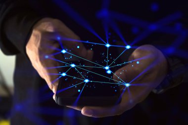 Çevrimiçi ticaret ağı teknolojisi interneti için akıllı telefon aygıtı üzerinde iş adamı eli parmağı dokunuşu; mobil uygulama