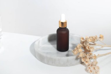 Güzellik modasının maketi makyaj şişesi losyon serumu düşürücü ürün ve arka planda cilt sağlığı konsepti