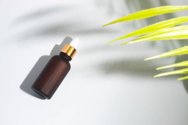 Bilimsel deney, arka planda cilt bakımı konseptiyle güzellik modası makyaj şişesi losyonu ürünü.