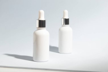 Bilim deneyi. Serum düşürücü güzellik moda makyaj şişesi losyonu. Arka planda cilt bakım konsepti olan losyon ürünü.