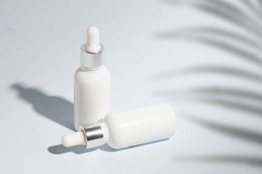 Bilim deneyi. Serum düşürücü güzellik moda makyaj şişesi losyonu. Arka planda cilt bakım konsepti olan losyon ürünü.