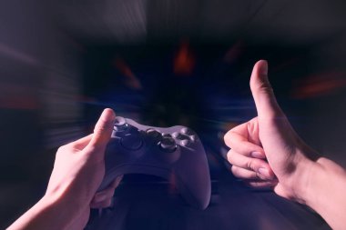 oyun oynayan bilgisayar, oyun ve esports kavramı ile joystick oyunu oynuyor