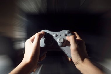 Oyun oynayan oyuncu bilgisayar, oyun ve esports yarışması konsepti ile oyun oynuyor