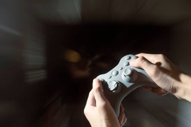 Oyun oynayan oyuncu bilgisayar, oyun ve esports yarışması konsepti ile oyun oynuyor