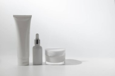 Arka planda cilt bakımı konsepti olan güzellik modası makyaj şişesi losyonu ürünü.