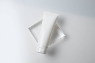 Arka planda cilt bakımı konsepti olan güzellik modası makyaj şişesi losyonu ürünü.