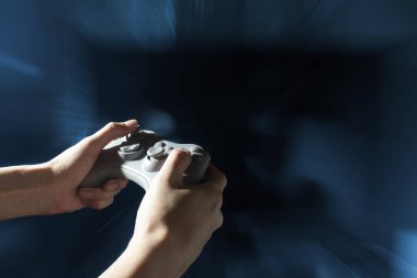 Oyun oynayan oyuncu bilgisayar, oyun ve esports yarışması konsepti ile oyun oynuyor