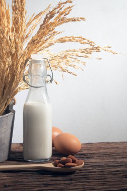 Sağlıklı ve besleyici süt, yumurta ve badem, diyet pirinç yemeği 