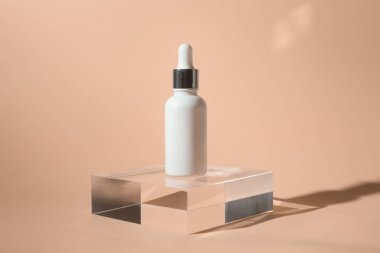 Arka planda cilt bakımı konsepti olan güzellik modası makyaj şişesi losyonu ürünü.