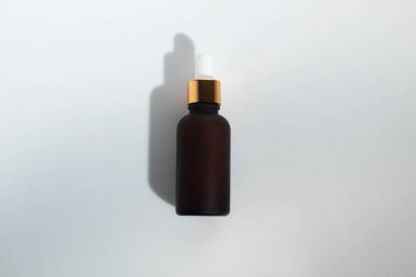 Güzellik modasının maketi makyaj şişesi losyon serumu düşürücü ürün ve arka planda cilt sağlığı konsepti