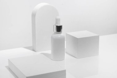 Güzellik modasının maketi makyaj şişesi losyon serumu düşürücü ürün ve arka planda cilt sağlığı konsepti