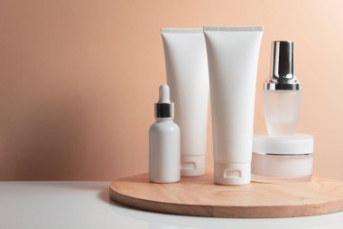 Arka planda cilt bakımı konsepti olan güzellik modası makyaj şişesi losyonu ürünü.