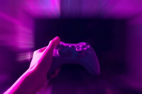 Gracz Gra Przez Joystick Komputera Gry Sportów Wyzwanie Streaming Online — Zdjęcie stockowe