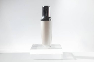 Arka planda cilt bakımı konsepti olan güzellik modası makyaj şişesi losyonu ürünü.