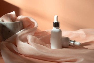 Güzellik modasının maketi makyaj şişesi parfüm ürünü cilt sağlığı konsepti ile arka planda