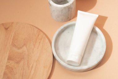 Arka planda cilt bakımı konsepti olan güzellik modası makyaj şişesi losyonu ürünü.