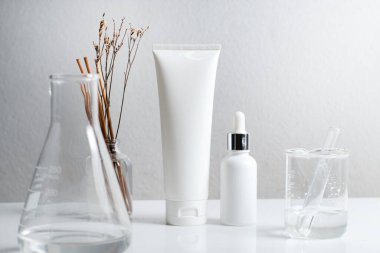 Arka planda cilt bakımı konsepti olan güzellik modası makyaj şişesi losyonu ürünü.