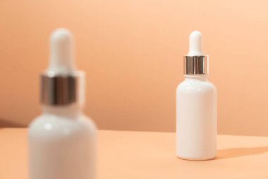 Arka planda cilt bakımı konsepti olan güzellik modası makyaj şişesi losyonu ürünü.