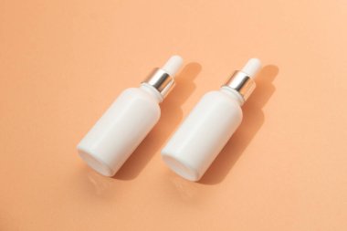 Arka planda cilt bakımı konsepti olan güzellik modası makyaj şişesi losyonu ürünü.