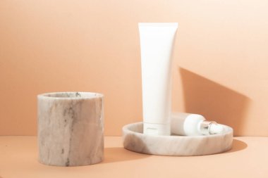 Güzellik modasının maketi makyaj şişesi losyon serumu düşürücü ürün ve arka planda cilt sağlığı konsepti