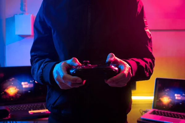 游戏玩家通过操纵杆玩电脑游戏 游戏和游戏挑战 在线流媒体 比赛理念 — 图库照片