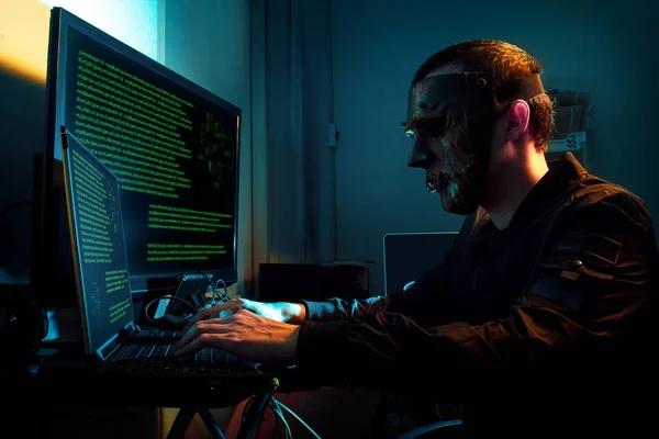 黑客用手摸笔记本电脑的电脑装置 用于网络黑客技术 网络黑客 犯罪分子和抢劫犯 — 图库照片