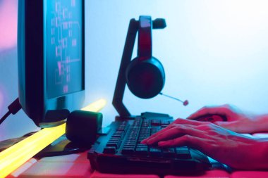 bilgisayar klavyesi, oyun ve esports meydan okuma, çevrimiçi yayın, turnuva konsepti ile fare oyunu oynayan oyuncu
