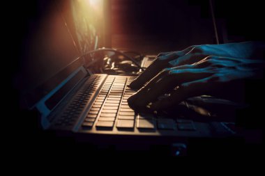 Bilgisayar korsanları dizüstü bilgisayara dokunarak internet, suç ve soygun teknolojilerini hackliyor.