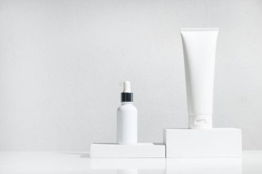 Güzellik modasının maketi makyaj şişesi losyon serumu düşürücü ürün ve arka planda cilt sağlığı konsepti