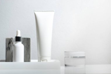 Güzellik modasının maketi makyaj şişesi losyonu. Arka planda cilt bakımı konsepti olan serum ürünü.