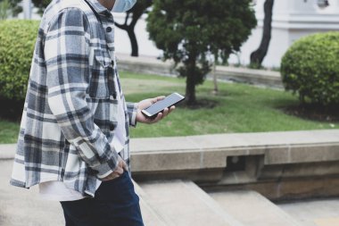 Çevrimiçi ticaret ağı teknolojisi interneti için akıllı telefon aygıtı üzerinde iş adamı eli parmağı dokunuşu; mobil uygulama