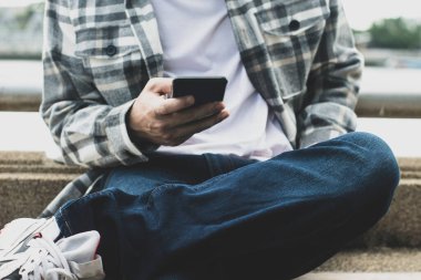 Çevrimiçi ticaret ağı teknolojisi interneti için akıllı telefon aygıtı üzerinde iş adamı eli parmağı dokunuşu; mobil uygulama