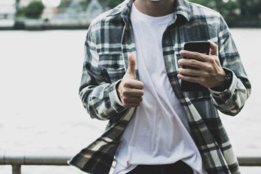 Çevrimiçi ticaret ağı teknolojisi interneti için akıllı telefon aygıtı üzerinde iş adamı eli parmağı dokunuşu; mobil uygulama