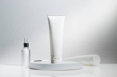 Güzellik modasının maketi makyaj şişesi losyonu. Arka planda cilt bakımı konsepti olan serum ürünü.