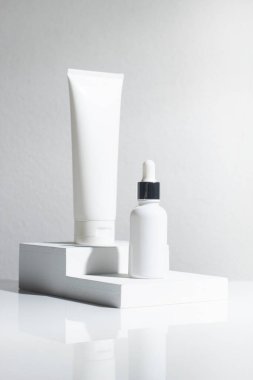 Güzellik modasının maketi makyaj şişesi losyonu. Arka planda cilt bakımı konsepti olan serum ürünü.
