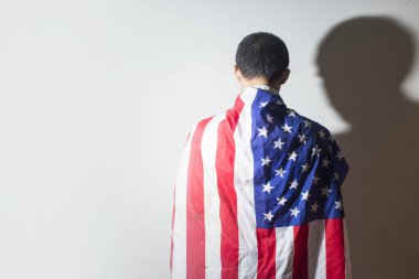 Anma Günü 'nde Amerikan bayrağı takan erkekler ve 4 Temmuz bağımsızlık kavramı