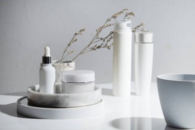 Güzellik modasının maketi makyaj şişesi losyonu. Arka planda cilt bakımı konsepti olan serum ürünü.