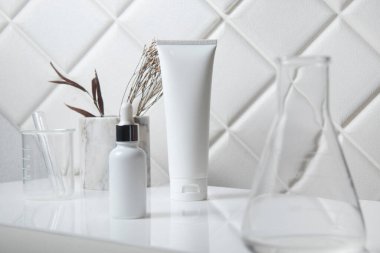 Güzellik modasının maketi makyaj şişesi losyonu. Arka planda cilt bakımı konsepti olan serum ürünü.