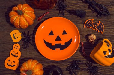 Cadılar Bayramı 'nda Cadılar Bayramı' nda korkunç komik hayalet. Oyuncak dekor dekorasyonu ve sonbahar festivali ve balkabağı konseptiyle kutlama partisini kutluyor.