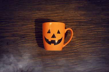 Cadılar Bayramı 'nda Cadılar Bayramı' nda korkunç komik hayalet. Oyuncak dekor dekorasyonu ve sonbahar festivali ve balkabağı konseptiyle kutlama partisini kutluyor.