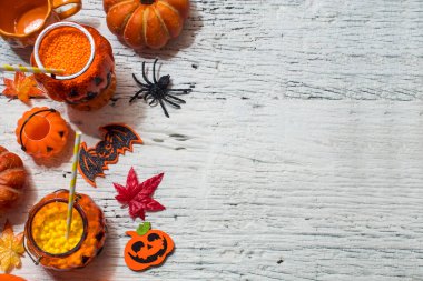 Beyaz duvar arka planında Cadılar Bayramı Cadılar Bayramı partisinin üst görüntüsü, şaka mı şeker mi?